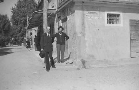 Antonio Zamuner frente a la casa en su visita de 1952. Se ven algunas modificaciones voluntarias y deterioros por efecto del tiempo, pero se mantiene lo esencial de la estructura y detalles.