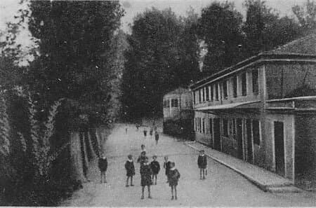Fotografía que aparece en la postal de Dosson con el título "Via Peschiere". Muestra la casa en que vivían antes de 1924 Leone Zamuner, Esther Ogniben y sus 9 hijos. Entre los niños que se ven en la calle pueden estar algunos de éstos. Vía Peschiere nace en la esquina de la Parroquia San Vigilio.