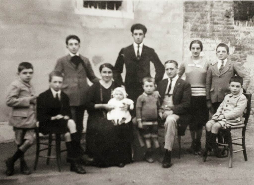 Leone Zamuner, Esther Ogniben y sus nueve hijos emigraron a Buenos Aires en 1924. En orden de Izquierda a Derecha: Rino Zamuner, Luis Zamuner, Marcelo Zamuner, Esther Ogniben, Bruno Zamuner, Jose Zamuner, Carlos Zamuner, Leone Zamuner, Ada Zamuner, Antonio Zamuner, Güerino Zamuner.