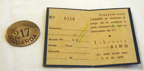 Distintivo de guarda de tranvía usado por Rino Zamuner, y carnet para clientes de su librería.