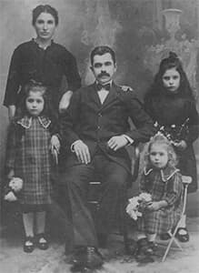 Familia Ogniben: Ricardo Ogniben y Josefa Bandiera con sus hijas María Angela, Mercedes y Ada.
