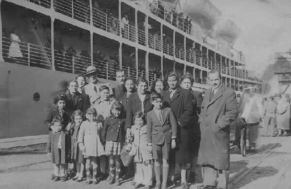 1952: La familia se reúne en el puerto de Buenos Aires para saludar a Antonio Zamuner, que parte para volver a ver su pueblo natal.