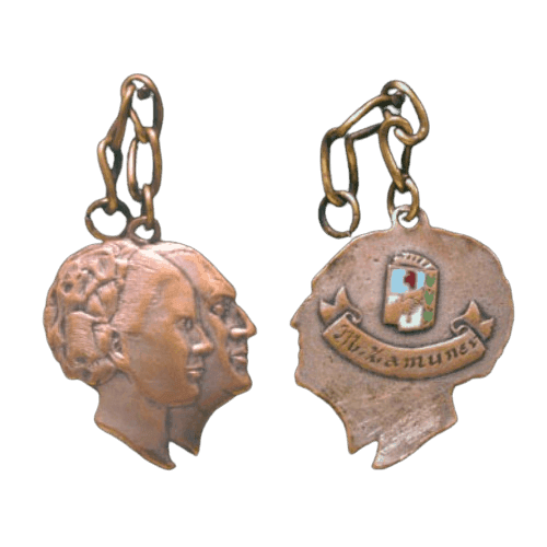 Llavero con los rostros de Juan Perón y Eva Perón diseñado y realizado por Marcelo Zamuner.