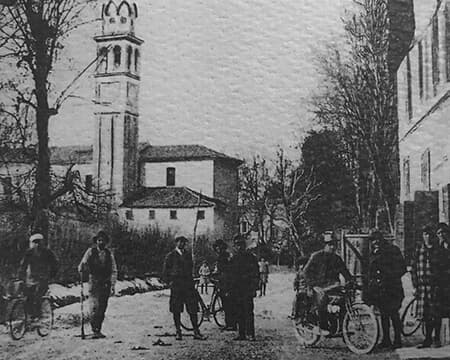 Vecinos en Via Peschiere a fines del siglo XIX.