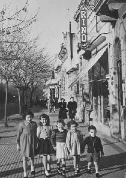 1952: Frente al negocio de marcos para cuadros instalado por Rino Zamuner en Avenida San Juan 3494, cuyo frente también se ve en la foto de arriba.