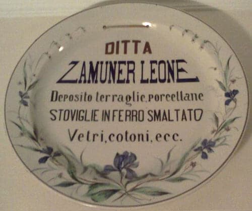Bandeja de porcelana que promocionaba la actividad de Leone Zamuner antes de 1924. Traducción: "Empresa Zamuner Leone / depósito cerámica y porcelana / vajilla en hierro esmaltado / vidrios, algodones, etc".